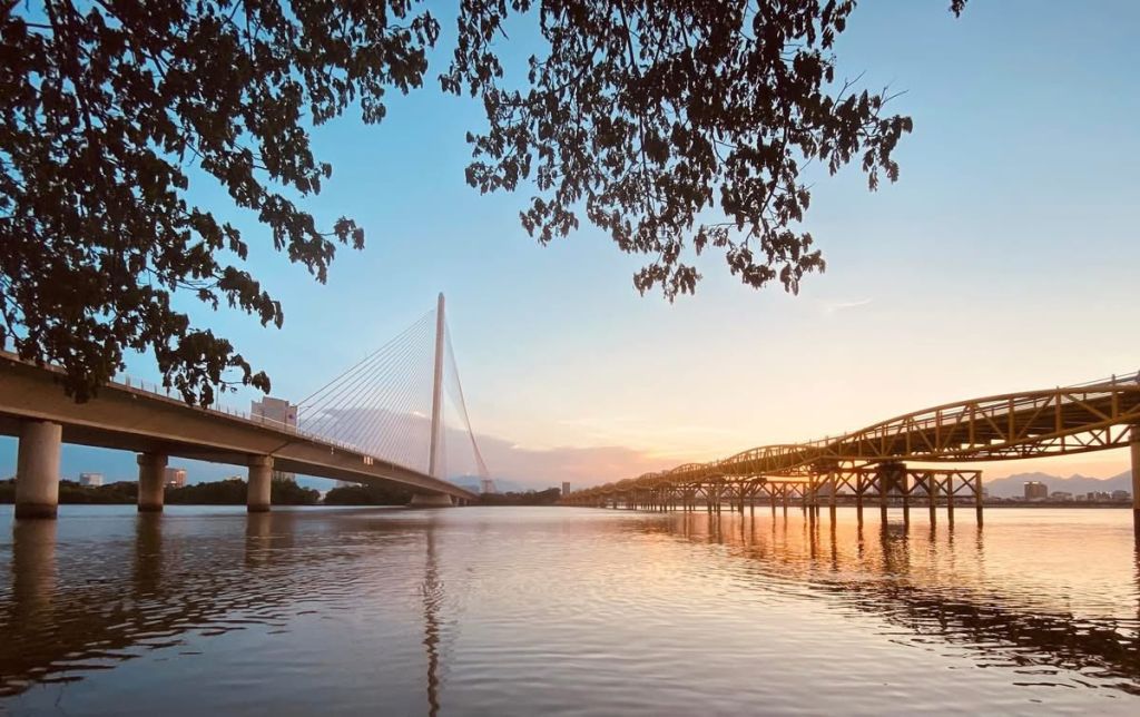On the left is Trinh Minh The Bridge